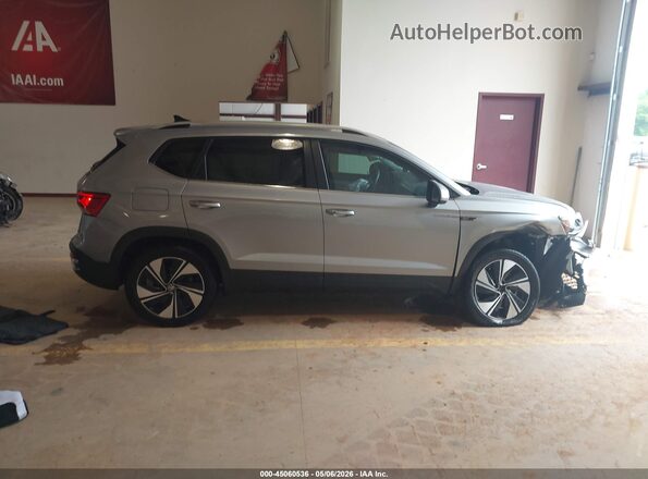 3VVVX7B27RM090977 2024 VOLKSWAGEN TAOS Серебряный Вид задней части салона