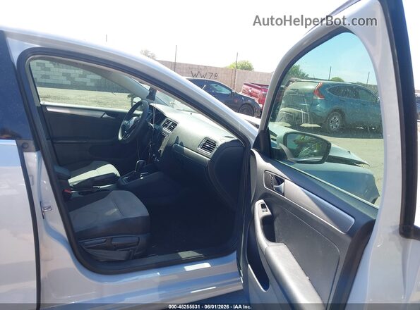 3VW2B7AJ0HM389957 2017 VOLKSWAGEN JETTA Silver Front interior view