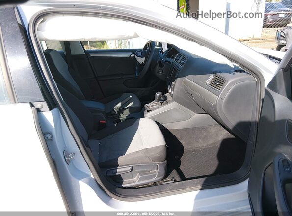 3VW2B7AJ5HM284962 2017 VOLKSWAGEN JETTA Light Blue Front interior view