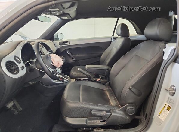 3VW5DAAT4JM506547 2018 VOLKSWAGEN BEETLE Silver 