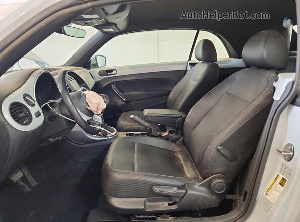3VW5DAAT4JM506547 2018 VOLKSWAGEN BEETLE Silver Вид салону спереду
