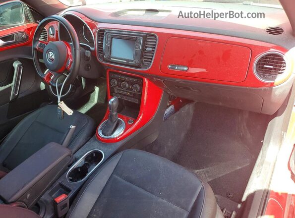 3VW5DAAT5JM505598 2018 VOLKSWAGEN BEETLE Красный Вид панели приборов