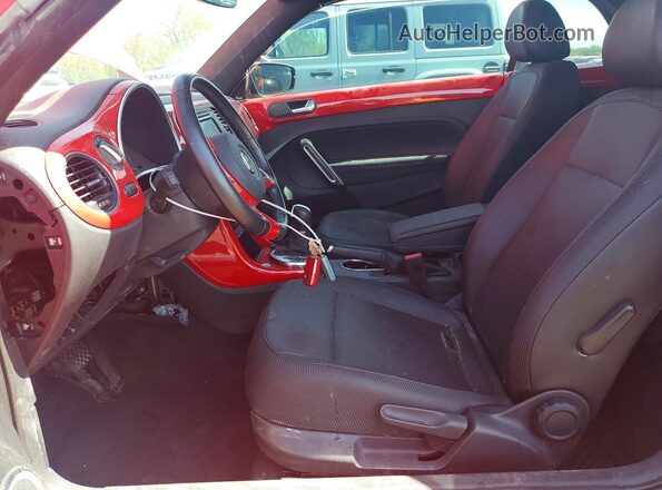 3VW5DAAT5JM505598 2018 VOLKSWAGEN BEETLE Красный Вид салона спереди