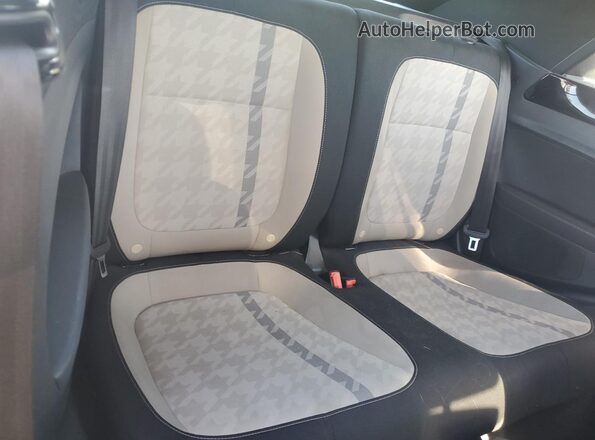 3VW5DAAT6JM503262 2018 VOLKSWAGEN BEETLE Green Հետևի նստատեղերի տեսք