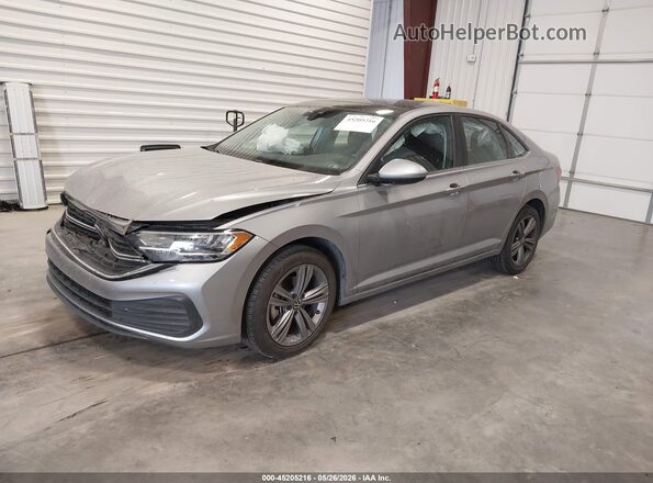 3VW7M7BU8RM001027 2024 VOLKSWAGEN JETTA Silver Vista tres cuartos delantera izquierda