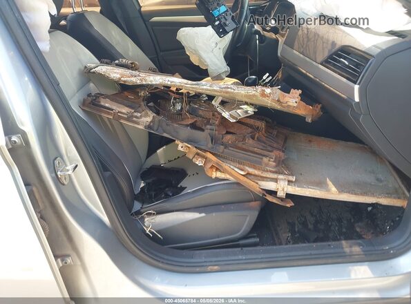 3VWCB7BU9KM216474 2019 VOLKSWAGEN JETTA Silver Front interior view