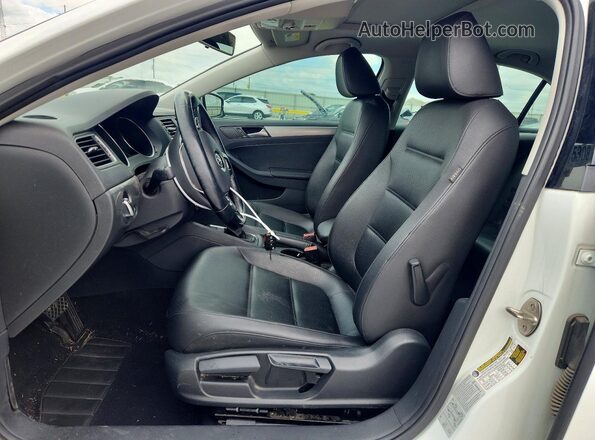 3VWDB7AJ5HM308332 2017 VOLKSWAGEN JETTA White Front interior view