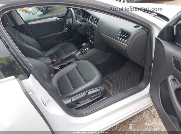 3VWDB7AJ8HM388922 2017 VOLKSWAGEN JETTA Silver Front interior view