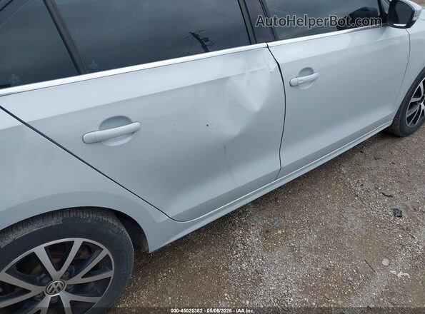 3VWDB7AJ8HM388922 2017 VOLKSWAGEN JETTA Silver Front view