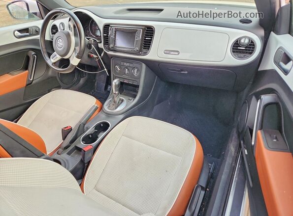 3VWF17AT7HM623114 2017 VOLKSWAGEN BEETLE White Vista del salpicadero
