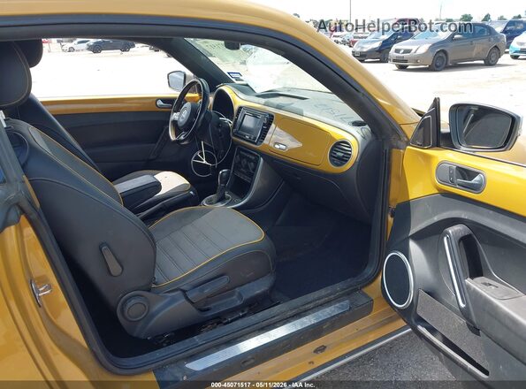 3VWS17AT6HM622776 2017 VOLKSWAGEN BEETLE Gold Front interior view