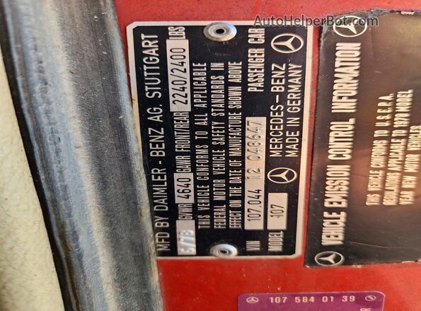 10704412048647 1978 MERCEDES-BENZ 450 Red Widok naklejki z numerem VIN