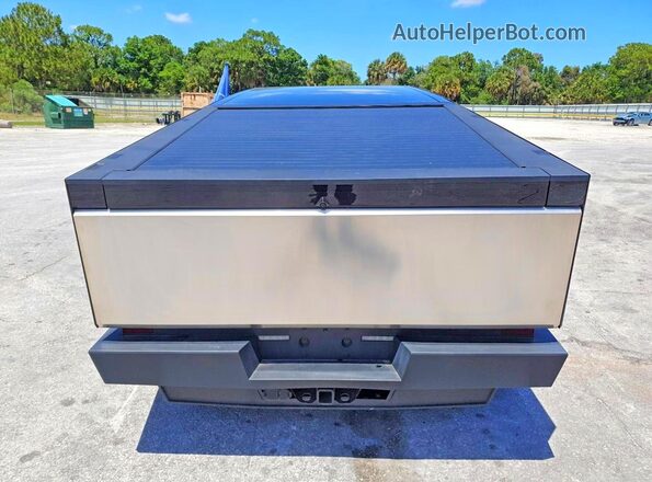 7G2CEHED3SA077646 2025 TESLA CYBERTRUCK Silver Widok wnętrza z przodu