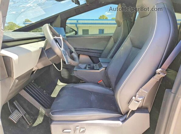 7G2CEHED3SA077646 2025 TESLA CYBERTRUCK Silver Widok deski rozdzielczej