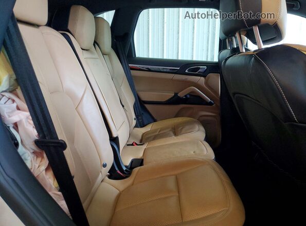 WP1AA2A22JKA07176 2018 PORSCHE CAYENNE White Vista del compartimento del motor
