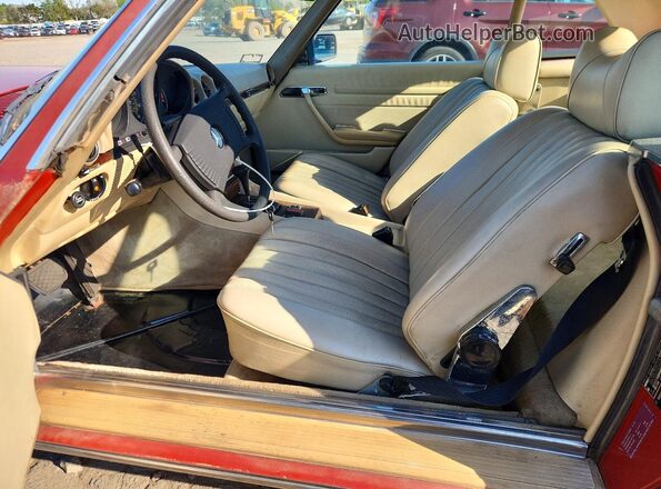 10704412048647 1978 MERCEDES-BENZ 450 Red Widok deski rozdzielczej