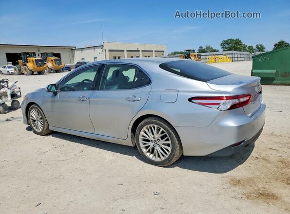 4T1B11HK6JU009678 2018 TOYOTA CAMRY Серебряный 
