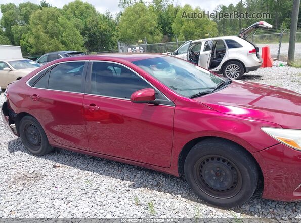4T1BF1FK1HU643494 2017 TOYOTA CAMRY Red Вид задньої частини салону
