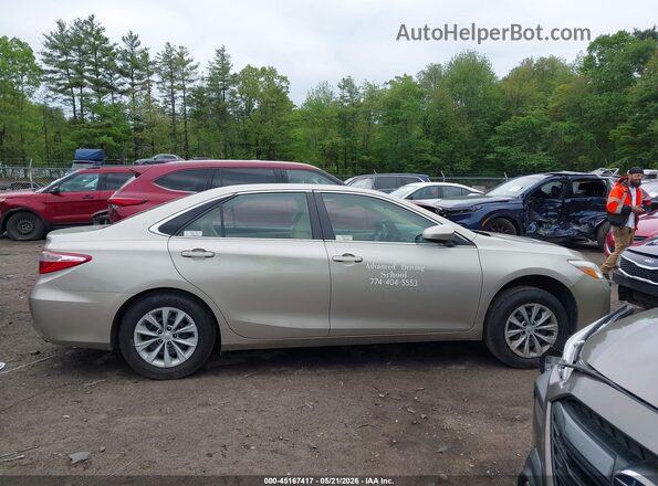 4T1BF1FK4HU280799 2017 TOYOTA CAMRY Gold Widok wnętrza z tyłu