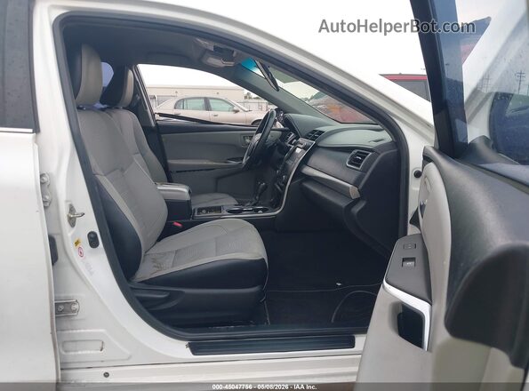 4T1BF1FK5HU310960 2017 TOYOTA CAMRY White Widok wnętrza z przodu