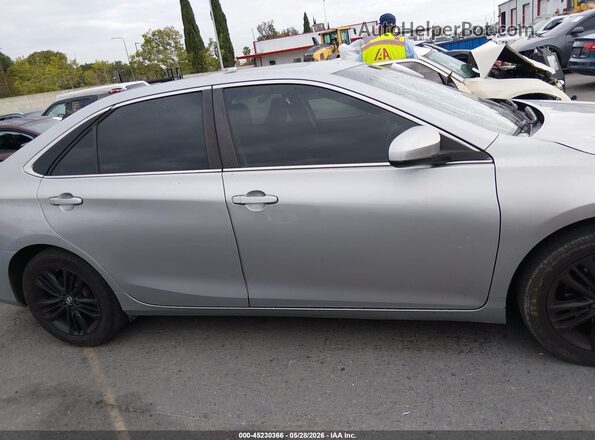 4T1BF1FK7HU429092 2017 TOYOTA CAMRY Gray Widok wnętrza z tyłu