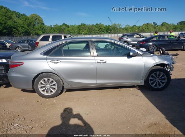 4T1BF1FK8GU610300 2016 TOYOTA LE Серебряный Вид задней части салона