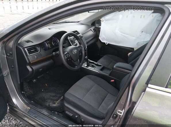 4T1BF1FK8HU385877 2017 TOYOTA CAMRY Gray Front interior view