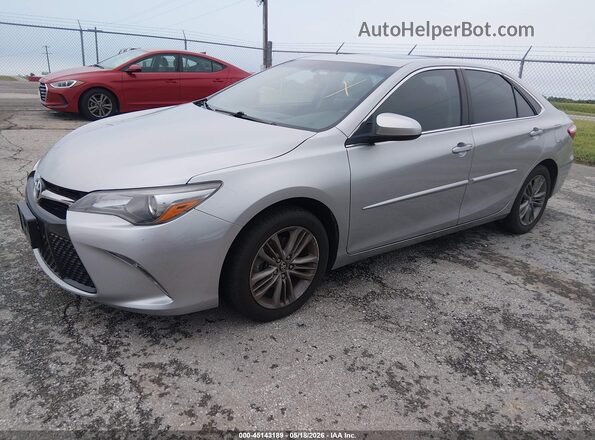 4T1BF1FKXHU338074 2017 TOYOTA CAMRY Silver Передня ліва чверть
