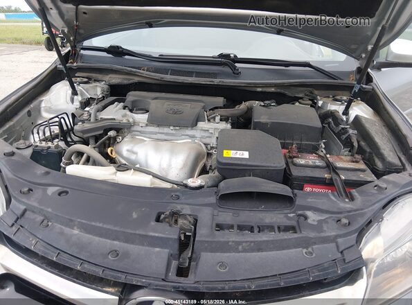 4T1BF1FKXHU338074 2017 TOYOTA CAMRY Silver Вид ззаду
