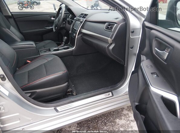 4T1BF1FKXHU338074 2017 TOYOTA CAMRY Silver Вид салону спереду