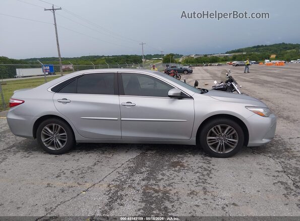 4T1BF1FKXHU338074 2017 TOYOTA CAMRY Silver Вид задньої частини салону