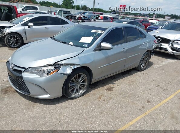 4T1BF1FKXHU677756 2017 TOYOTA CAMRY Silver Առջևի ձախ երեք քառորդ տեսարան