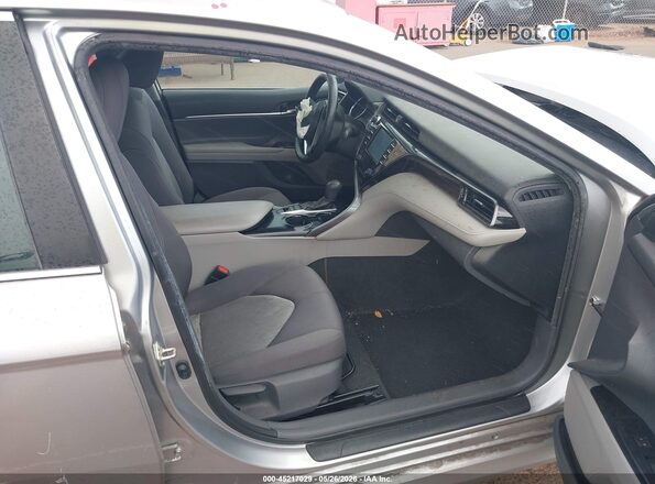 4T1C31AK7LU518142 2020 TOYOTA CAMRY Серебряный Вид салона спереди