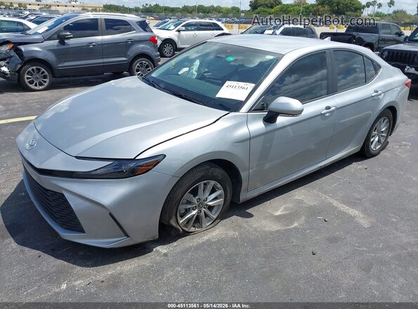 4T1DAACK1SU084516 2025 TOYOTA LE Silver წინა მარცხენა ხედი სამი მეოთხედიდან