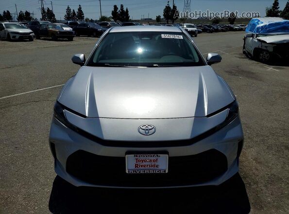 4T1DAACK2SU524646 2025 TOYOTA CAMRY Серебряный Вид спереди