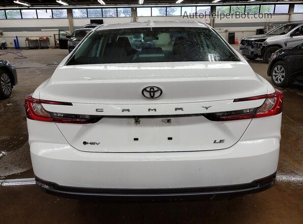 4T1DAACK4SU151609 2025 TOYOTA CAMRY White Հետևի տեսք