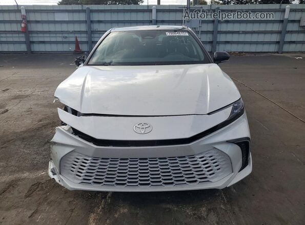 4T1DAACKXSU015646 2025 TOYOTA CAMRY Белый Вид спереди