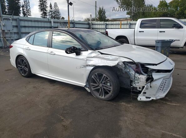 4T1DAACKXSU015646 2025 TOYOTA CAMRY Белый Передняя правая четверть