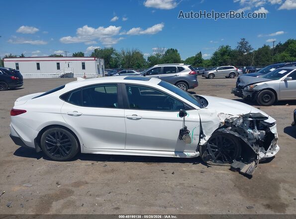 4T1DAACKXSU062840 2025 TOYOTA CAMRY White Widok wnętrza z tyłu