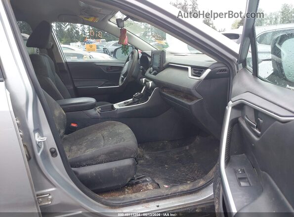 4T3LWRFV1MU019046 2021 TOYOTA LE Silver Widok wnętrza z przodu