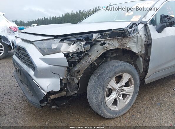 4T3LWRFV1MU019046 2021 TOYOTA LE Silver Widok z przodu