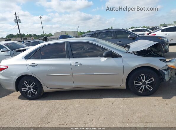 4T4BF1FK2GR546499 2016 TOYOTA CAMRY Silver Սալոնի 360 աստիճան տեսք