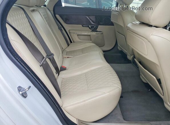 SAJWA2G74H8W10715 2017 JAGUAR XJ White Widok wnętrza z tyłu