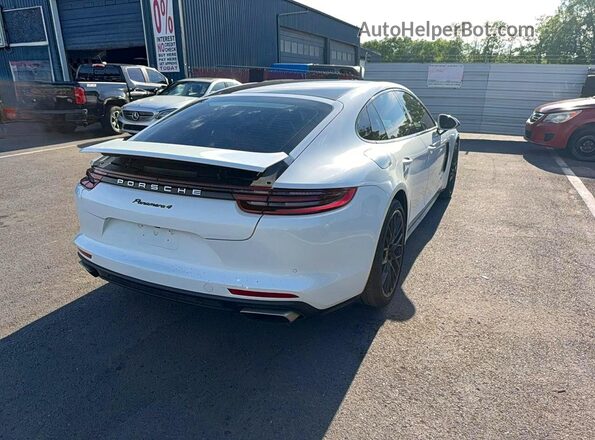 WP0AA2A71HL103883 2017 PORSCHE PANAMERA White Widok z przodu