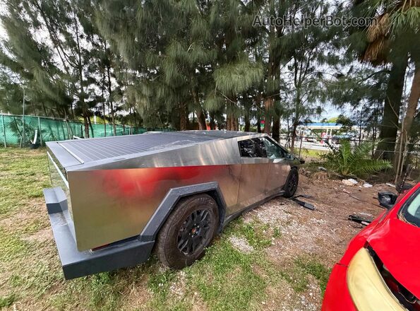 7G2CEHED5RA012985 2024 TESLA CYBERTRUCK Серебряный Вид подкапотного пространства