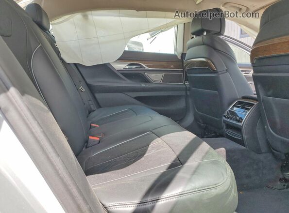 WBA7F0C50JGM23722 2018 BMW 7 SERIES Silver Widok wnętrza z tyłu