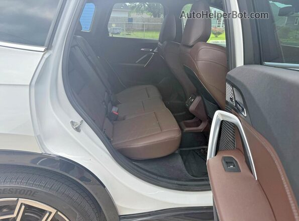 WBX73EF07P5W12917 2023 BMW X1 White Vista interior delantera