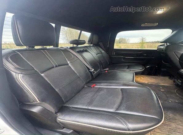 3C63RRRL8NG208142 2022 RAM 3500 White Front interior view