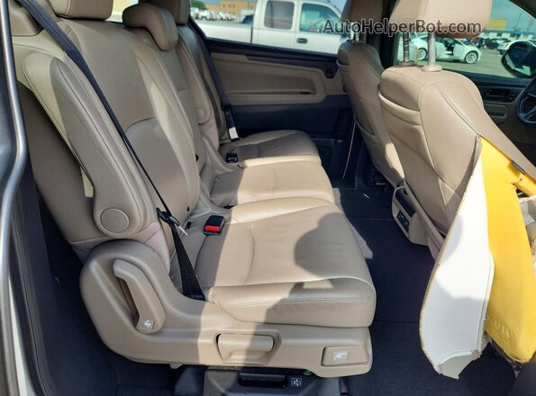 5FNRL6H72JB092265 2018 HONDA ODYSSEY White Widok wnętrza z tyłu