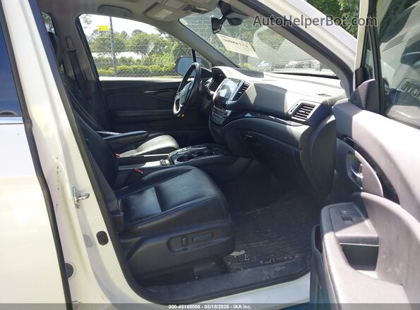 5FNYF6H09HB010905 2017 HONDA PILOT White Front interior view